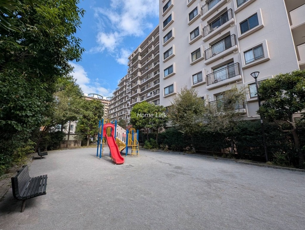 モアクレスト西台　隣接する区立西台四丁目児童遊園